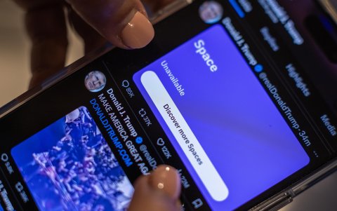 Una persona intenta acceder a la plataforma de redes sociales X para ver la entrevista del expresidente estadounidense Donald Trump con Elon Musk, en Miami (EE.UU.), el 12 de agosto de 2024.