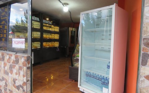 Debido a que ya no pasa la ciudadanía por la avenida, los negocios han quebrado y otros, como la panadería de la foto, tratan de subsistir.