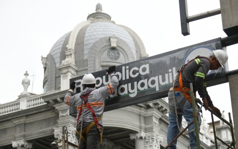 Tarea. Dos trabajadores estamparon el letrero.