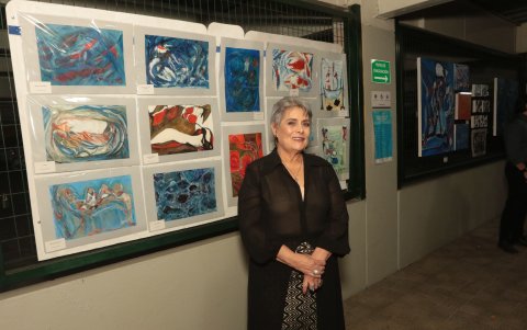 Patricia León Guerrero junto a parte de su obra.