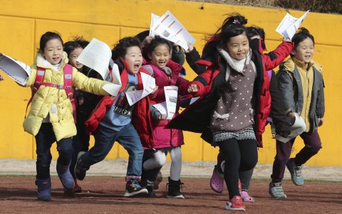 Un grupo de niños surcoreanos dejan el plante de estudio.