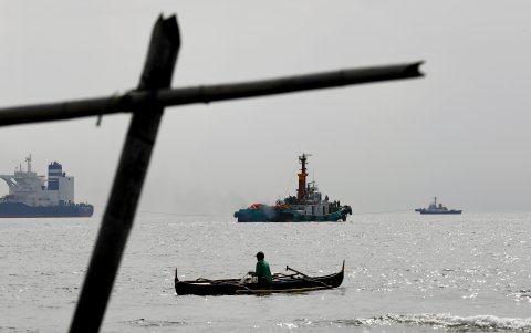 Se observan trabajos de la Guardia Costera para contener el vertido de petrolero MT Terra Nova, hundido a finales de julio en la bahía de Manila con 1,4 millones de litros de combustible industrial.