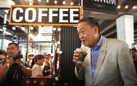 El primer ministro tailandés Srettha Thavisin bebe un café con hielo durante su visita a un mercado en Bangkok, Tailandia, este miércoles 14 de agosto de 2024.