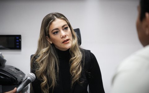 La funcionaria mientras conversa con EXPRESO.