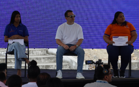 Daniel Noboa durante su visita a Esmeraldas.