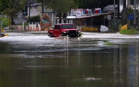 Una carretera inundada tras el paso del huracán Ernesto, este miércoles en Dorado (Puerto Rico).