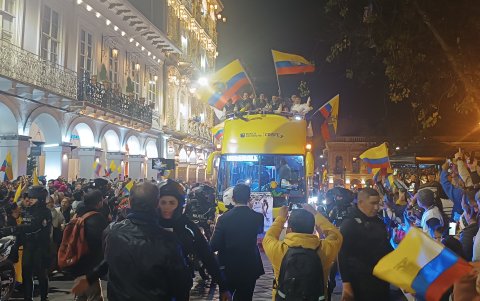 Vista general de la caravana que llevó al bimedallista olímpico por las principales calles.