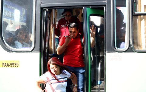 Buses no respetan los sitios para dejar a los pasajeros en Tumbaco.