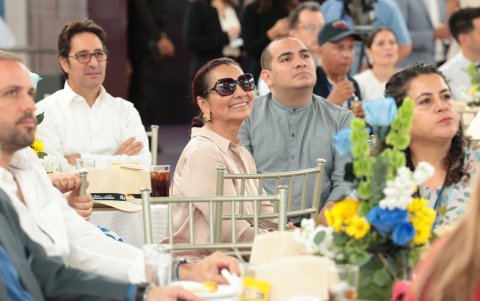 Peggy de Ponce observa atentamente la cermonia.