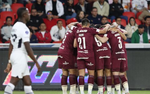 Jugadores de Lanús celebran un gol en el partido de ida de octavos de final de la Copa Sudamericana.