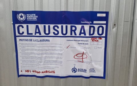 El sello de clausura fue colocado en la puerta de ingreso a la obra