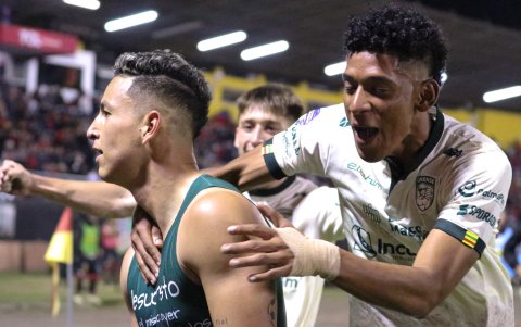 Miguel Parrales (d) cerró el 2-1 del Orense sobre Deportivo Cuenca.