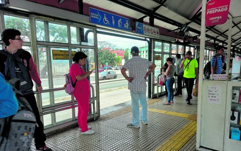 Los imperfectos en las puertas son otros de los incidentes que los guardias deben tener en cuenta para advertir a la ciudadanía.