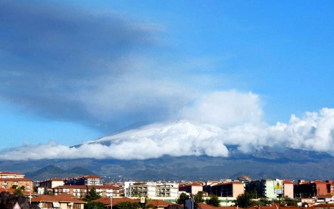 vista panorámica del volcán Etna ubicado en la isla italiana de Sicilia.