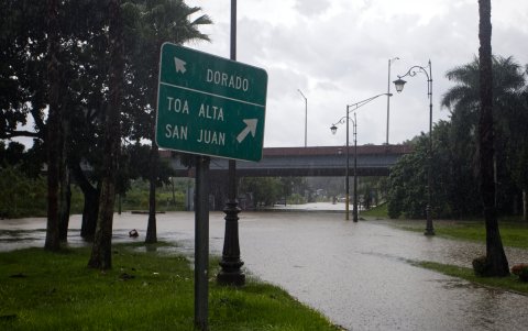 Una carretera inundada tras el paso del huracán Ernesto, en Dorado (Puerto Rico).