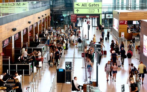 Según informó la Policía dos personas se pegaron a la pista, pero fueron retiradas gracias a la actuación de los servicios de emergencia y los bomberos del aeropuerto de Berlín.