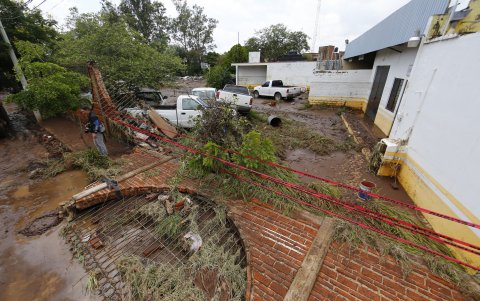 Un muro desplomado por las fuertes lluvias éste miércoles en la ciudad de Zapotlanejo, Jalisco (México).