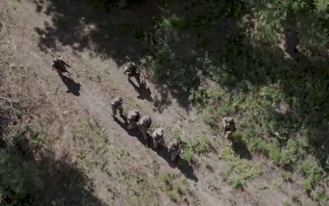 Militares rusos escoltando a prisioneros de guerra ucranianos en un lugar no revelado en la región de Kursk, Rusia.