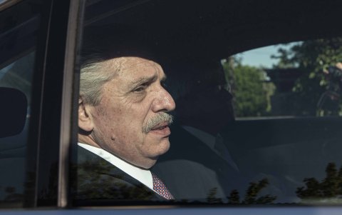 Foto de archivo del 27 de octubre de 2023 del expresidente Alberto Fernández (2019-2023) visitando al ex presidente de Uruguay José Mujica en Montevideo (Uruguay).
