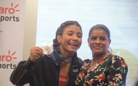 La luchadora ecuatoriana Lucía Yépez (i) junto a su madre María Guzmán