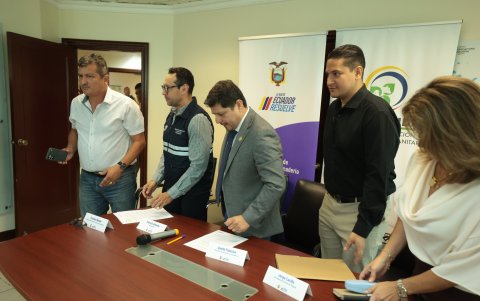 Autoridades.  Patricio Almeida, director de Agrocalidad; Danilo Palacios, ministro de Agricultura y Jorge Carrillo, secretario nacional de Gestión de Riesgos.