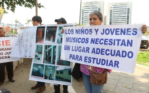 Con pancartas e imágenes reclamaron afuera del Gobierno Zonal.