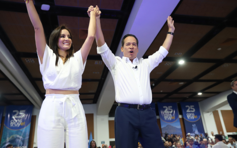 Henry Cucalón y Carla Larrea.