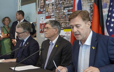 El embajador alemán, Steffen Seibert, el estadounidense, Jack Lew, y el británico, Simon Walters, durante una rueda de prensa en Tel Aviv .