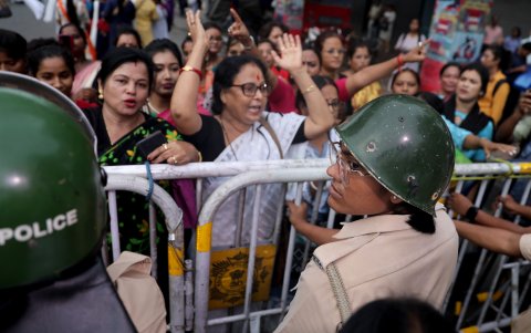 Activistas del Partido Bharatiya Janata (BJP) protestan por un incidente de violación y asesinato que tuvo lugar en el RG Kar Medical College en Calcuta, India, el 16 de agosto de 2024.