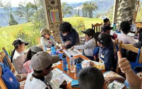 Niños aparecen en un taller en un campamento en la localidad de Pablo Arenas, en la provincia ecuatoriana de Imbabura (Ecuador).