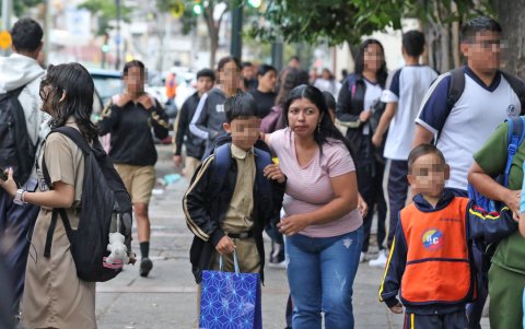 Los padres de familia acompañan a sus hijos durante el ingreso y salida de los planteles. La Policía asegura cobertura total del perímetro escolar.