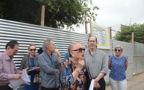 Entre las razones está que la ciudadela no tiene aceras y bordillos, por lo que el exceso de autos podría ocasionar problemas y accidentes con los peatones.