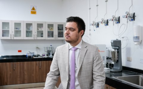 El Dr. Thomas Len, un destacado investigador internacional en el campo de la química