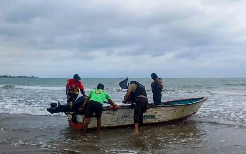 Referencial.Pescadores en la orilla preparan su lancha mientras especies marinas modifican sus rutas por el cambio en las aguas.