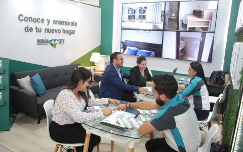 Guía. Los visitantes cuentan en la feria con asesoramiento personalizado tanto de las opciones de casas, como del financiamiento de los créditos hipotecarios, pues los bancos están presentes.