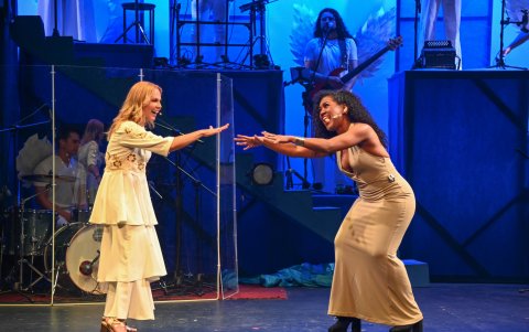 La comedia es contada al son de la cumbia, y en escena se interpretan los grandes éxitos del género.