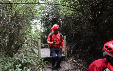 El equipo de rescate llevan radios y una mochila que no excede los 20 kg.