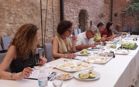 La cata de quesos utiliza los cinco sentidos. Los jueves revisan el grosor, textura, elasticidad, aroma, gusto y más.