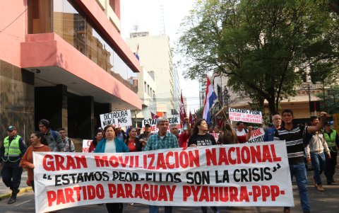 Ciudadanos participan en una manifestación convocada por el Partido Paraguay Pyahura (PPP) este jueves, en Asunción (Paraguay).