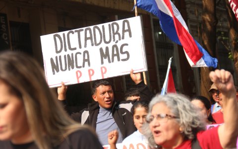 Un hombre sostiene un letrero durante una manifestación convocada por el Partido Paraguay Pyahura (PPP) este jueves, en Asunción (Paraguay).