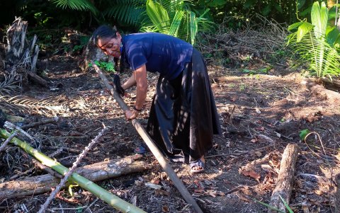 Verónica Tentets cortando alimentos en una chacra (huerta, en quechua) en Sharamentsa (Ecuador).