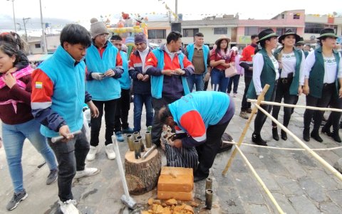 Con mucho ruido. Reventar las llamadas chocolateras (artefactos explosivos), es parte de las costumbres de la comunidad. Es una competencia entre 14 barrios.
