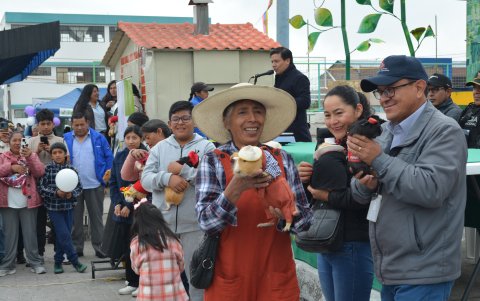 Noemí Solís vistió a su cuy de manera idéntica a ella -overol, sombrero y camiseta-.