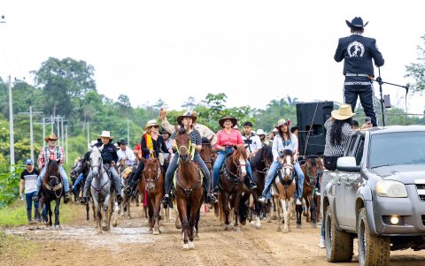 Los feligreses a caballo atraviesan ríos, suben cerros y se abren paso en la espesa vegetación que rodea el área.