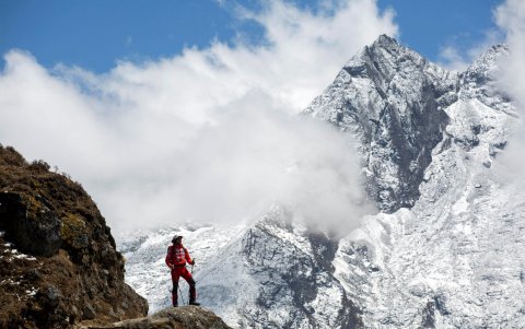 El montañero Szilard Suhajda, miembro de una expedición húngara, admira las vistas del Everest.