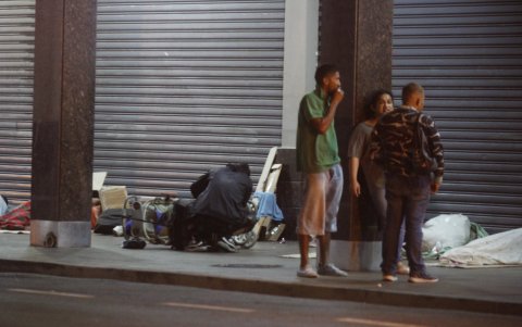 Las personas se reúnen, conversan y hasta consumen bebidas alcohólicas por las madrugadas.