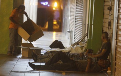 Desde las 20:00 se los observa alistando los espacios públicos para convertirlos en sus guaridas.