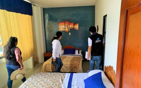 Revisión. Autoridades de Arcsa controlan la higiene en hoteles de Loja.