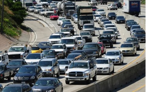 Los Ángeles, una ciudad donde los vehículos personales son norma y los atascos de tráficos hacen perder mucho tiempo.