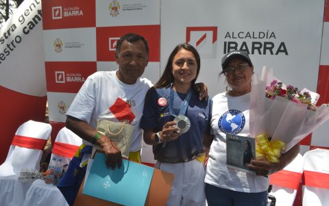 Glenda, junto a su padre, Luis Morejón, quien la inició, y su madre, María del Carmen Quiñónez, a quien ayudó a vender sandías en el mercado.